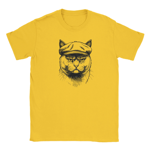 Cool kattdesign med keps på t-shirt