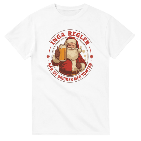 Rolig t-shirt med tecknad tomte som håller öl och texten “Inga regler när du dricker med tomten” i röd cirkel