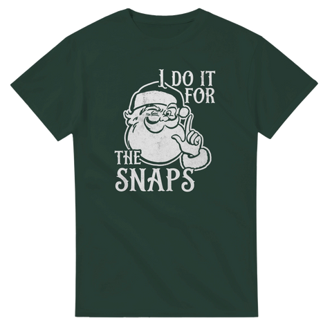 rolig jultshirt med tomte som säger I do it for the snaps grön