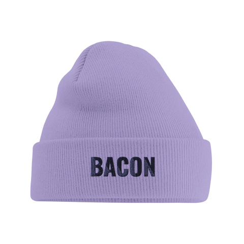 Mössa med mudd och broderad text Bacon i lila