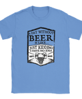 Blå t-shirt med ölhumor och texten "A day without beer is like… just kidding"

