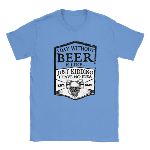 Blå t-shirt med ölhumor och texten "A day without beer is like… just kidding"

