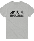 grå t-shirt med siluetter av björn och människor samt texten be nice to fat people