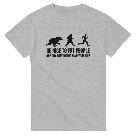 grå t-shirt med siluetter av björn och människor samt texten be nice to fat people