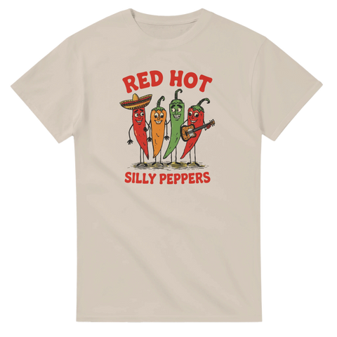 Rolig t-shirt med tecknade chilifrukter och texten Red Hot Silly Peppers