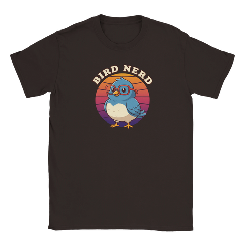 Brun t-shirt med tecknad blå fågel med glasögon och texten Bird Nerd