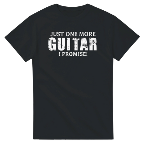 Svart t-shirt med vit text Just One More Guitar I Promise i rockig stil