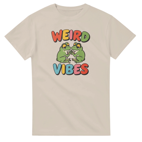 Beige t-shirt med två tecknade grodor och texten Weird Vibes i färgglada bokstäver