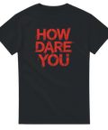 Svart t-shirt med röd text How Dare You i grov grafisk stil