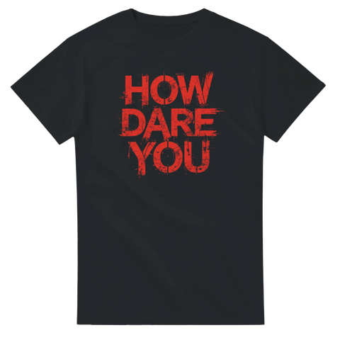 Svart t-shirt med röd text How Dare You i grov grafisk stil