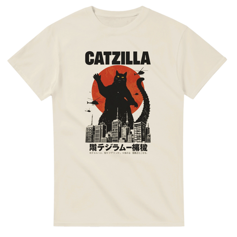 Japansk t-shirt med tecknad gigantisk svart katt över stad och texten Catzilla