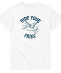 Vit t-shirt med tecknad mås som flyger med pommes och texten Hide Your Fries
