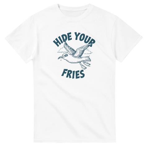 Vit t-shirt med tecknad mås som flyger med pommes och texten Hide Your Fries