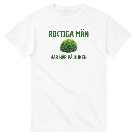 Rolig t-shirt med texten Riktiga män har hår på kuken och en bild på en grön buske. 