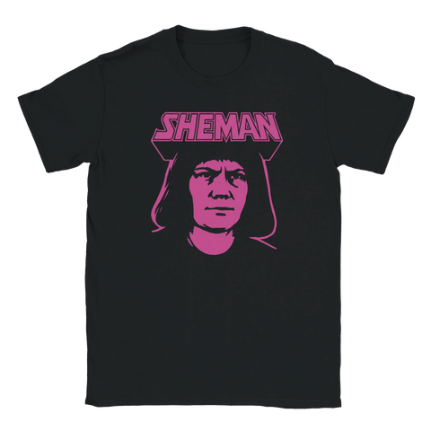 Svart t-shirt med rosa retrotext She-Man och tecknad hjältefigur som påminner om Greta Thunberg