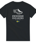 Svart t-shirt med tecknad träsko och texten Swedish Sneakers Since the 1500s