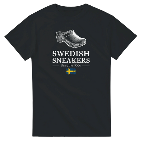 Svart t-shirt med tecknad träsko och texten Swedish Sneakers Since the 1500s