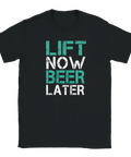 svart t-shirt med texten lift now beer later i turkost och vitt