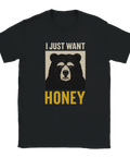 Svart t-shirt med tryck av en svart björn och texten "I just want honey" i vit och gul stiliserad text.