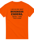 Rolig t-shirt med texten ”I had no idea what Business Casual means. I hope this is okay” i svart text – perfekt kontorshumor.
