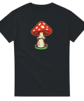 Rolig t-shirt med röd flugsvamp i retro-cartoon stil, perfekt för naturälskare, festivaler och unika outfits.