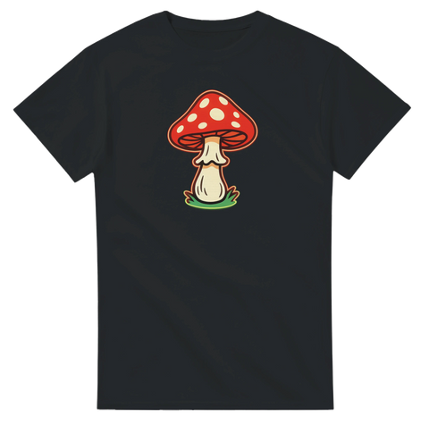 Rolig t-shirt med röd flugsvamp i retro-cartoon stil, perfekt för naturälskare, festivaler och unika outfits.