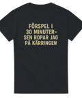Rolig svensk t-shirt med fräck text: “Förspel i 30 minuter – sen ropar jag på kärringen”. Tryck i beige på svart bakgrund.
