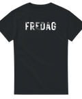Rolig t-shirt med ordet FREDAG i vit, sliten vintage-typografi – perfekt för helgpepp och AW.