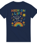 Mörkblå t-shirt med färgglad text “High on Life” och tecknad figur som hoppar över en regnbåge