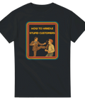 Rolig retro t-shirt med texten "How to Handle Stupid Customers" i färgglad vintage design, perfekt för servicejobb och humor.