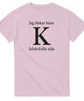 Rosa t-shirt med texten “Jag älskar hans kärleksfulla sida” i svart text med stort K i mitten