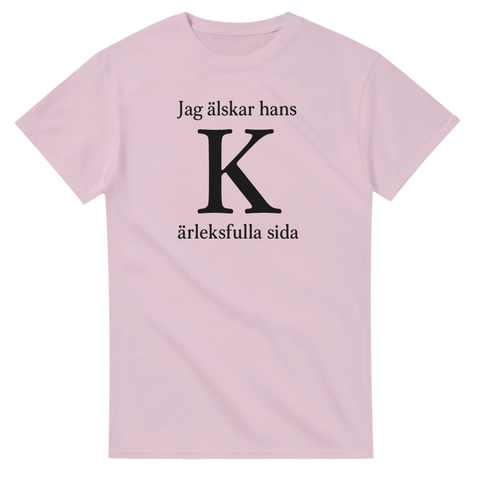 Rosa t-shirt med texten “Jag älskar hans kärleksfulla sida” i svart text med stort K i mitten