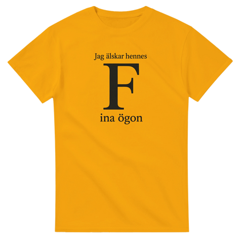 Rolig t-shirt med texten “Jag älskar hennes fina ögon” i svart text med stort F som blickfång