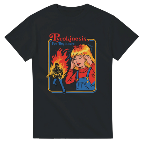 Svart t-shirt med humoristiskt retro-motiv: en tecknad flicka som genom pyrokinesi sätter eld på en person i bakgrunden, med texten "Pyrokinesis for Beginners"