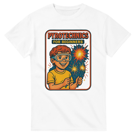 Vit humor-t-shirt med retrodesign och texten "Pyrotechnics For Beginners" – perfekt för nyår, fyrverkeriälskare och skojfriska presentköpare