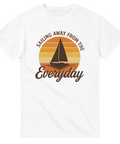 Vit t-shirt med retro segelbåt och texten "Sailing Away From The Everyday"