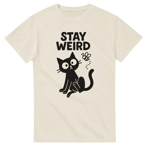 rolig t-shirt med tecknad svart katt och texten Stay Weird