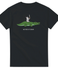 Komisk t-shirt med tecknad kanin som rider på en krokodil med svärd och texten “We ride at dawn”
