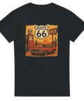 Svart t-shirt med Route 66-märke, klassisk bil vid bensinpump och diner-skylt i solnedgång, perfekt för raggare och roadtrip-fantaster.