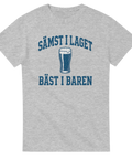 Grå t-shirt med blå tryck: texten "Sämst i laget, bäst i baren" samt en illustration av ett ölglas i mitten.