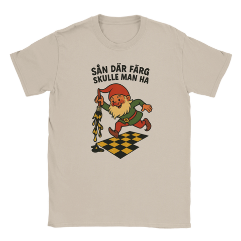 Beige t-shirt med tecknad tomte som målar rutigt golv och texten Sån där färg skulle man ha