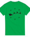 Grön t-shirt med svart silhuett av tomtens släde och renar omgivna av snöflingor – perfekt jultröja för decembermys och högtid.
