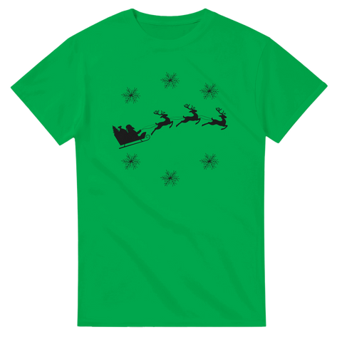Grön t-shirt med svart silhuett av tomtens släde och renar omgivna av snöflingor – perfekt jultröja för decembermys och högtid.