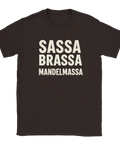 T-shirt med vit text Sassa Brassa Mandelmassa