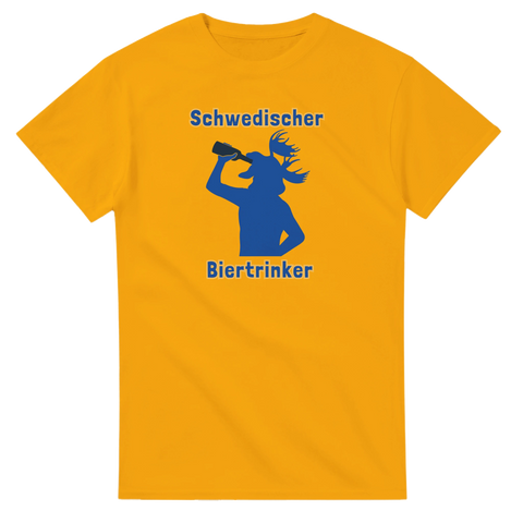 Gul t-shirt med blå siluett av en älg som dricker öl och texten “Schwedischer Biertrinker”.
