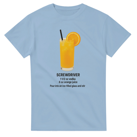 Ljusblå t-shirt med drinkrecept och glas Screwdriver med apelsinskiva.