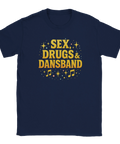 Blå t-shirt med stor gul text Sex, Drugs & Dansband samt stjärnor och noter – humoristisk dansbandsinspirerad design