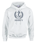 Vit hoodie med Shirtys ankare och lagerkrans i marinblått – klassisk marin design med modern streetwear-känsla.