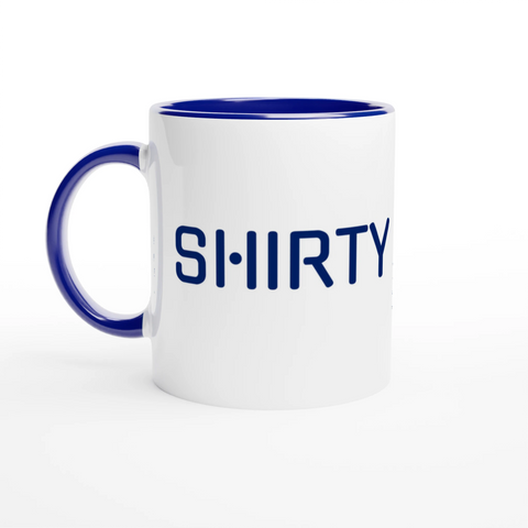 vit keramisk mugg med blå insida och handtag, shirty-tryck