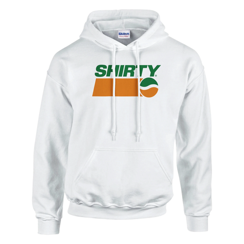 Vit hoodie med retro sportlogga i grönt och orange och texten "SHIRTY"